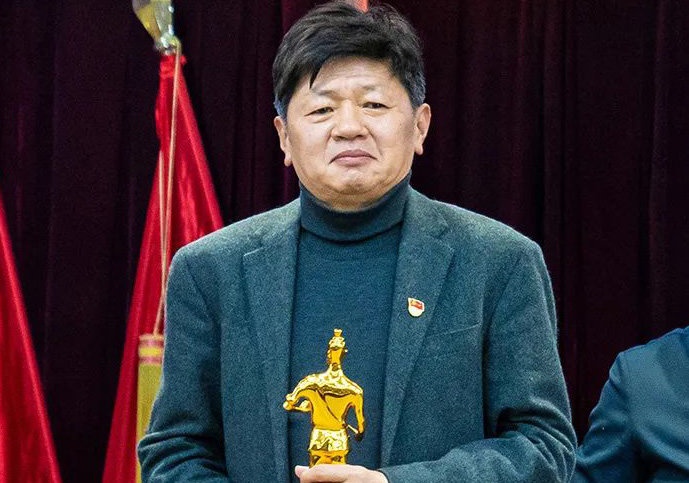 海安市党建工作会议上，918.com建设收获一座特别的“小金人”