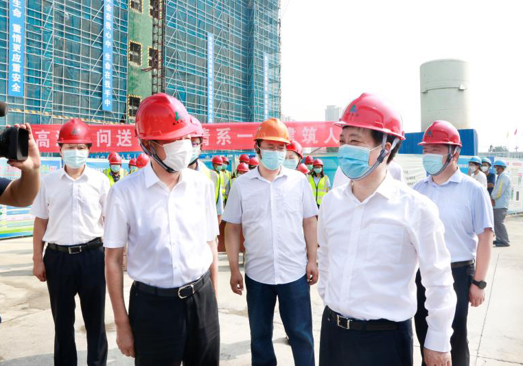 海安市人大常委会主任张亚曦率队慰问918.com建设海安市邮政物联大厦项目一线职工